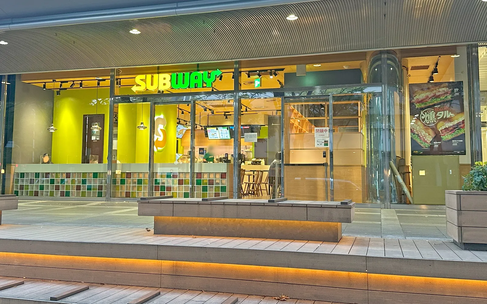 サブウェイ OBPツイン21店の外観。ガラス張りの店先に「SUBWAY」の看板があり、店内のカウンターが見える